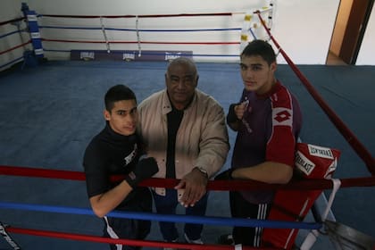 Melián y Peralta escoltan al maestro Fuentes en el Cenard