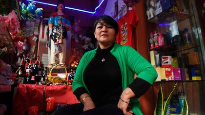 Melida Shuna posa en su tienda de la Villa 31 en Buenos Aires, Argentina,