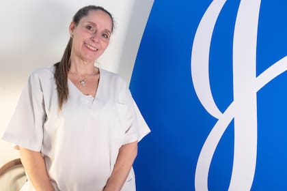 Melina Barsi es especialista en Cuidado Neonatal con 30 años de experiencia en clínicas y hospitales de la Ciudad de Buenos Aires. Asegura que desde el primer día, usa y recomienda los productos de Johnson's Baby porque tienen eficacia comprobada en el cuidado de la piel del bebé con "más de 100 años de trayectoria de marca"