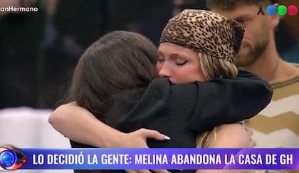 Melina Blanco y su hija, Lucía, se abrazan tras consumarse la eliminación