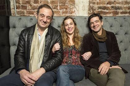 Melina Petriella y Alejandro Awada, junto a Nelson Valente, director de El pequeño poni