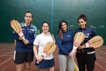 Melina Sphan, Sabrina Andrade, María Lis Calderón García y Cynthia Pinto, parte del seleccionado argentino de pelota, que competirá en nueve especialidades y en ambos sexos.