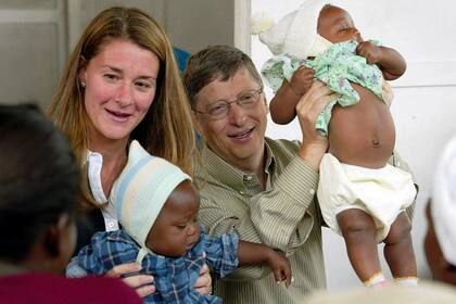 Melinda y Bill Gates en Mozambique, en 2003