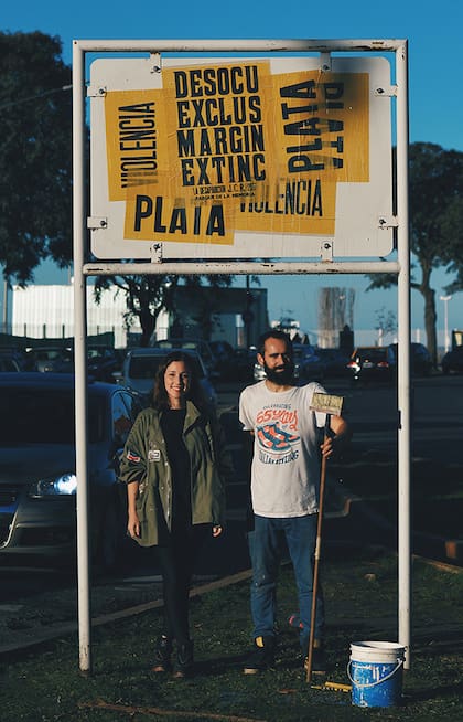 Melisa Boratyn y Alejandro Giorgga junto a la intervención del artista Juan Carlos Romero.