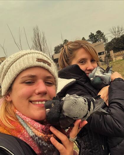 Melisa con una amiga que conoció por el amor a las aves.