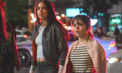 Melissa Barrera y Jenna Ortega en Scream 6; la primera fue despedida de la séptima entrega de la saga de terror, mientras que la segunda anunció que no sería parte de la película por "problemas de agenda"
