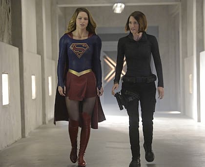 Melissa Benoist y Chyler Leigh como Kara y Alex Danvers en Supergirl