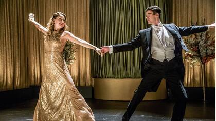 Melissa Benoist y Grant Gustin en su doble rol de superheroes y estrellas del musical