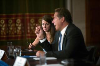 El influyente papel de una asistente de Cuomo mencionada 187 veces en el informe sobre los acosos