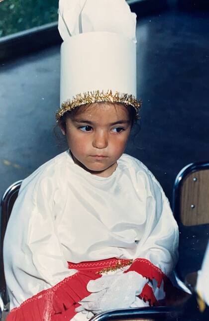 Melissa en el jardín con su disfraz de cocinera