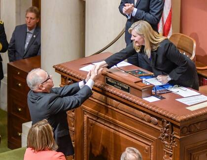 Melissa Hortman junto al gobernador Tim Waltz