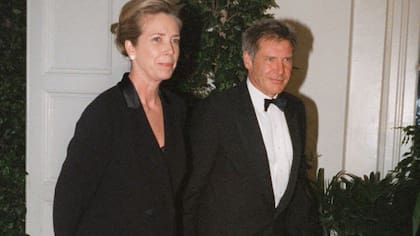 Melissa Mathison y Harrison Ford en una gala en la Casa Blanca, en 1998