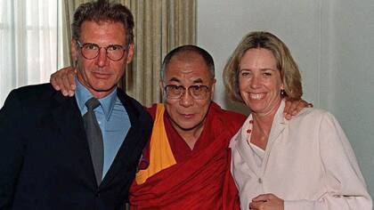 Melissa Mathison y Harrison Ford junto al Dalai Lama, en 1996