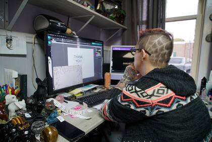 Melissa Sell usa su computadora para trabajar en el inventario de su tienda Every Witch Way, el lunes 30 de octubre de 2023, en Mount Holly Springs, Pensilvania. Sell dijo creer que el nivel de desconfianza es ahora tan elevado que podría producirse una guerra civil o alguna otra clase de alzamiento popular, pero que sería el gobierno el que lo inicie. (AP Foto/Allen G. Breed)