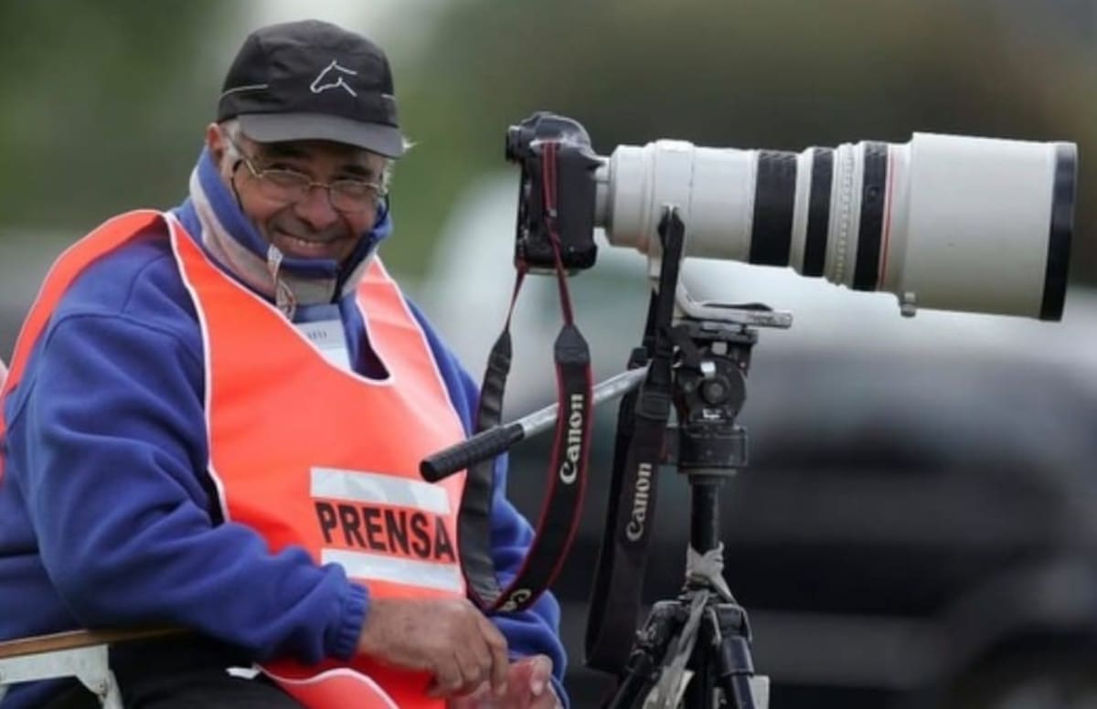 Morreu o fotógrafo mais querido, amigo de todos, companheiro perfeito com um sorriso inesquecível. Morreu o fotógrafo mais querido, amigo de todos, companheiro perfeito com um sorriso inesquecível.