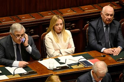 Meloni junto a altos funcionarios del gobierno italiano asisten a una sesión en el Parlamento, el 11 de marzo de 2026
