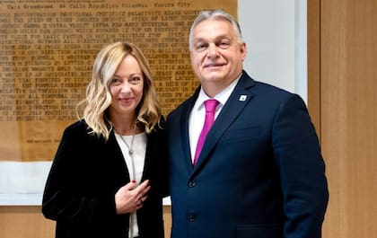 Meloni junto al primer ministro húngaro, Viktor Orban (Twitter)