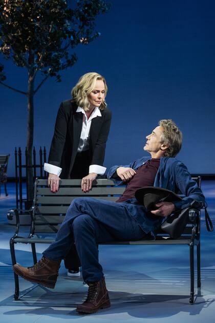 Melora Hardin, a la izquierda, y Robert Downey Jr. aparecen durante una representación de la obra de teatro "McNeal", en Nueva York. (Matthew Murphy y Evan Zimmerman vía AP)