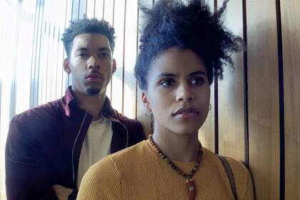 Melvin Gregg y Zazie Beetz, protagonistas de la subtrama romántica de High Fliying Bird