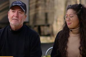 Melvin Hutchinson y su hija Nichole lloran al relatar a un medio estadounidense el modo en que fueron estafados tras invertir en criptomonedas