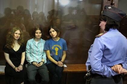 Las tres integrantes del grupo durante el juicio en que fueron condenadas por “vandalismo e incitación al odio religioso”