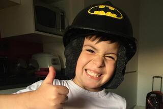 Un casco ayudará a un niño con TEA en Navidad