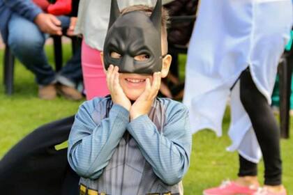 Meme es fanático de Batman. Por esa razón, el casco que le diseñó Brenda tiene una calco del superhéroe.