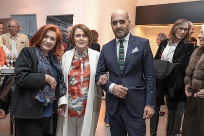 Meme Larivière junto a Graciela Fernández González, presidenta de ALPI, y Walter D' Aloia Criado, presidente de la Asociación Amigos del Museo Fernández Blanco
