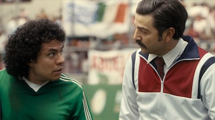 Memo Villegas interpreta al goleador Hugo Sánchez y Diego Luna es Martín de la Torre, el personaje de ficción que logró convencer a la FIFA de que el Mundial se hiciera en su país