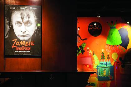 Memorabilia de películas en las paredes de Café Mockba