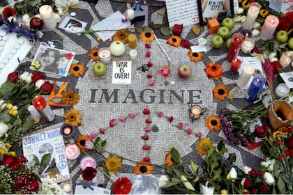 Memorabilia en un círculo con la palabra Imagine para honrar al difunto John Lennon en Strawberry Fields de Central Park en Nueva York
