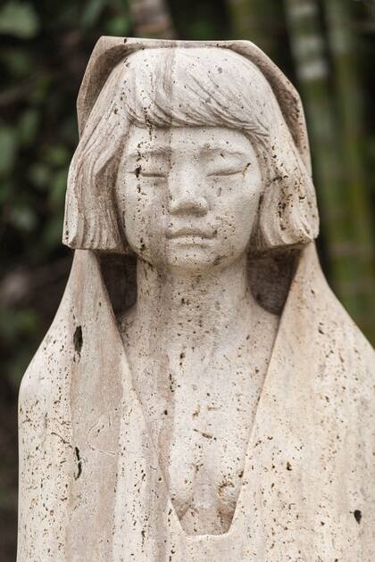 “Memorandum de un Investigador Interestelar”, de la artista surcoreana Young Im Ho, esculpida en mármol travertino.