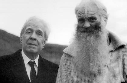 MEMORIA. Borges junto a Sveinbjörn Beinteinsson, el hombre "que reintrodujo el paganismo en la isla”.