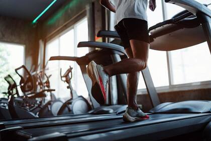 Si se es nuevo en el ejercicio o en el entrenamiento de alta intensidad, el primer paso es acostumbrarse a la sensación de esforzarse mucho y luego recuperarse