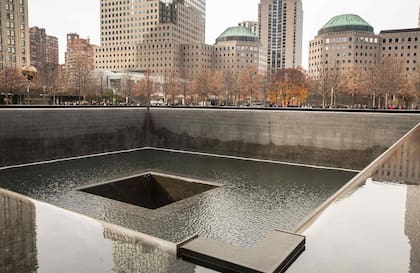 Las fuentes negras que ocupan el lugar de los cimientos de las torres.