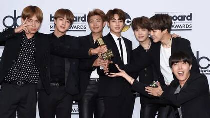 Memorias USB cargadas con dramas de televisión extranjeros y música K-pop se introducen de contrabando en Corea del Norte