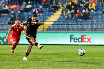 Memphis Depay, delantero de Barcelona, convierte de penal el primer gol de Países Bajos ante Montenegro; la selección dirigida por Louis Van Gaal terminó empatando 2-2 y se jugará el pasaje a Qatar 2022 en la última fecha, ante Noruega.