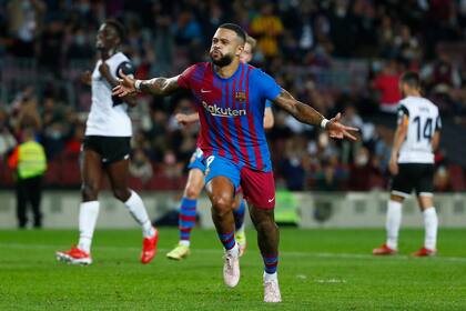 Memphis Depay festeja su gol de penal, el segundo de Barcelona