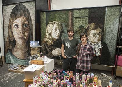 Mendanha y Laffitte en su taller, con dos obras que integran la muestra