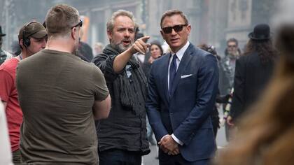 Mendes dándolo indicaciones a Craig durante el rodaje