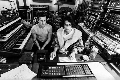 Mendes en un estudio de Malibú con su amiga y frecuente coescritora Teddy Geiger. A principios de este año, lanzaron una versión de "Under Pressure", el hit de Queen y David Bowie