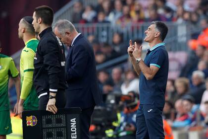 Mendilibar, el entrenador de Eibar, da indicaciones durante el partido. Su equipo se fue goleado del Camp Nou