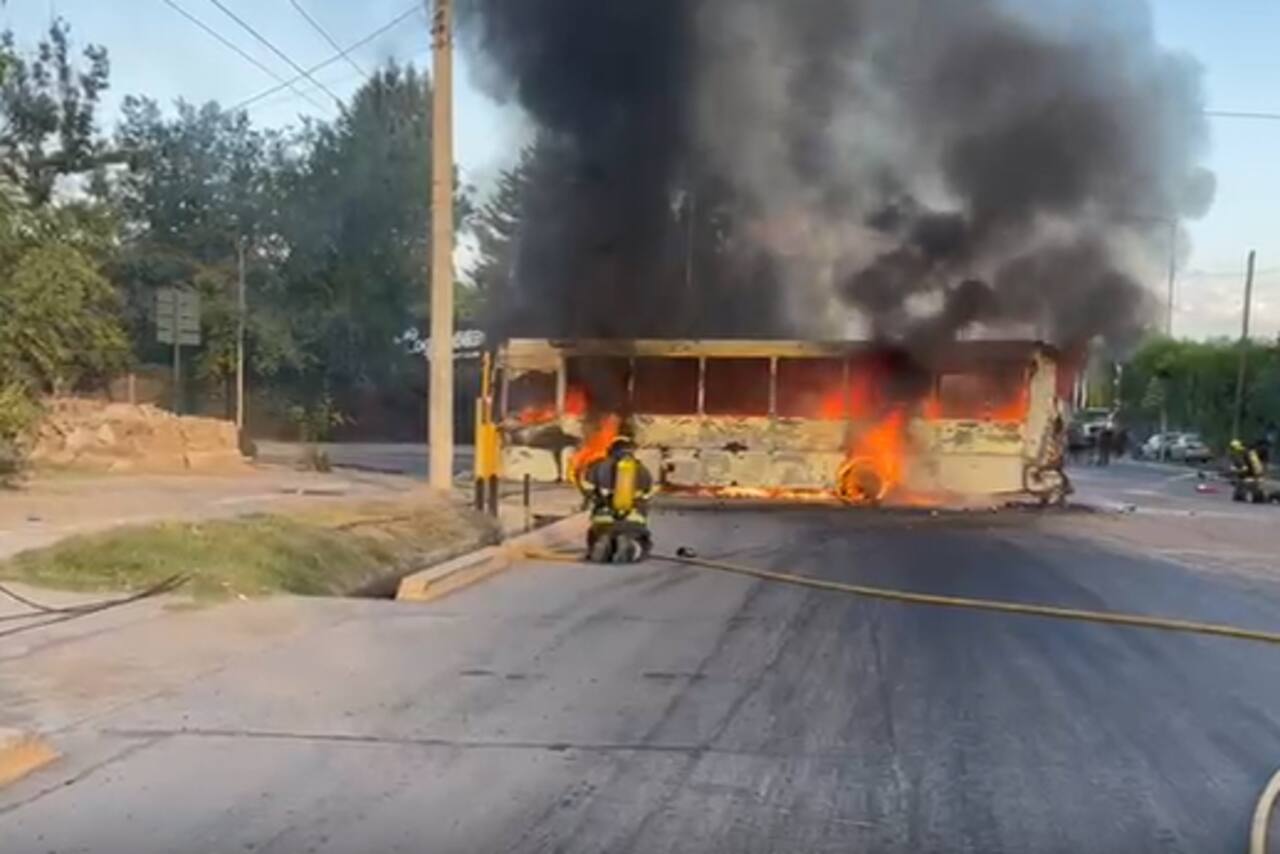 Un micro que transportaba niños se incendió tras chocar con un camión y hay varios heridos - LA NACION