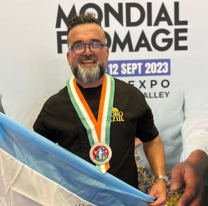 Mendoza emocionado, luego de ser condecorado en el Mundial de quesos