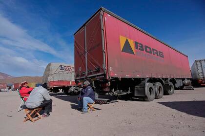 Los camiones están varados en varios playones a lo largo de la provincia, a la espera de que mejoren las condiciones meteorológicas
