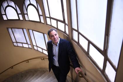 Mendoza, que investigó la historia de los confinamientos, expresa al final del libro su propia experiencia: "Mi relación con el encierro comienza desde niño. Tempranas enfermedades personales siempre se ocuparon de mantenerme del lado de adentro de casa, con esporádicas salidas al colegio o al médico. A mi modo, he aprendido a contemplar la vida por la ventana, en la época en la que no había pantallas"