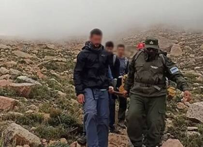 Mendoza: rescataron a un andinista que cayó al vacío mientras escalaba.