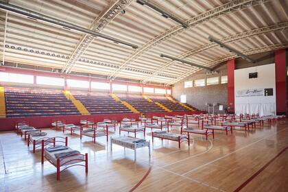 Mendoza: Se instalaron 52 camas en la cancha techada del Polideportivo Vicente Polimeli, ubicado en el municipio de Las Heras