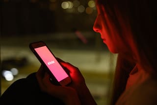 Una adolescente demandó a su madre por publicar fotos suyas en Tinder