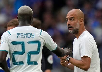 Mendy en interacción de Josep Guardiola, su director técnico, que se limitó a coincidir con el comunicado de Manchester City cuando se lo consultó sobre la situación del defensor.